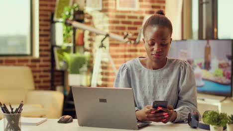 Portrait-of-smiling-person-on-smartphone