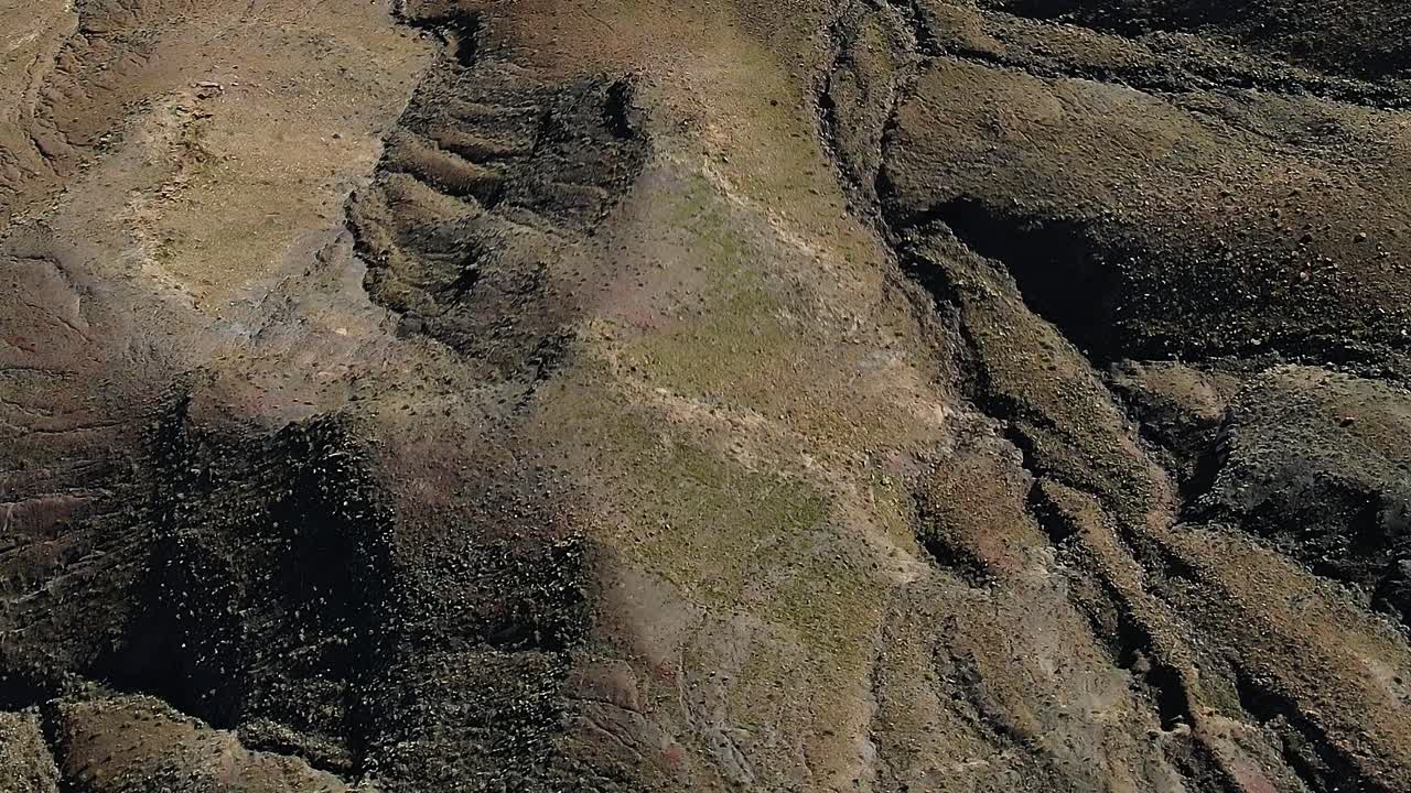 晴れた日のスペイン、フエルテベントゥーラ島の岩だらけの地形の空撮