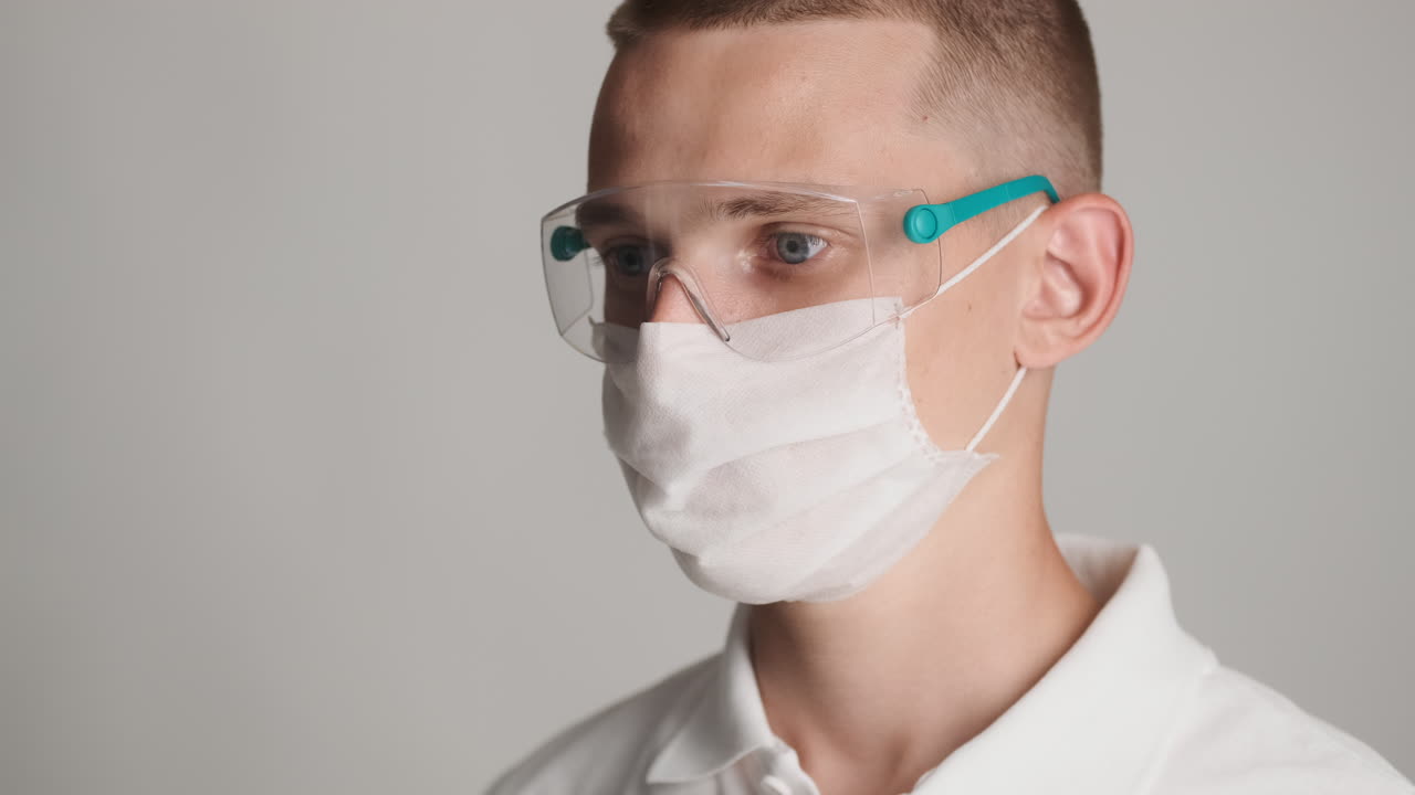 joven con máscara facial y gafas de protección