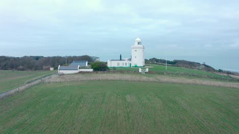 Dolly-Back-Drohnenaufnahme-Aus-Der-Luft-Vom-Leuchtturm-Im-Südlichen-Vorland-Bis-Zu-Den-Weißen-Klippen-Von-Dover