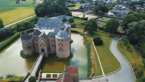 Schloss-Ammersoyen:-Luftaufnahme-Im-Kreis-Des-Schönen-Schlosses-Und-Der-Brücke-Und-Des-Wassergrabens,-Der-Es-Umgibt