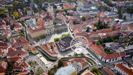 En-Eger,-En-La-Plaza-Gárdonyi-Géza,-Podemos-Ver-El-Panorama-Del-Centro-Histórico-De-La-Ciudad-Desde-Una-Altura-De-30-Metros-En-El-Observatorio-De-La-Rueda-De-La-Fortuna-En-La-Ciudad-De-Eger