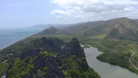 Filmische-Drohnenaufnahme-Einer-Wunderschönen-Tropischen-Landschaft-Mit-Riesigen-Felsformationen,-Seen,-Meer,-Bäumen-Und-Bergen-Während-Des-Tages