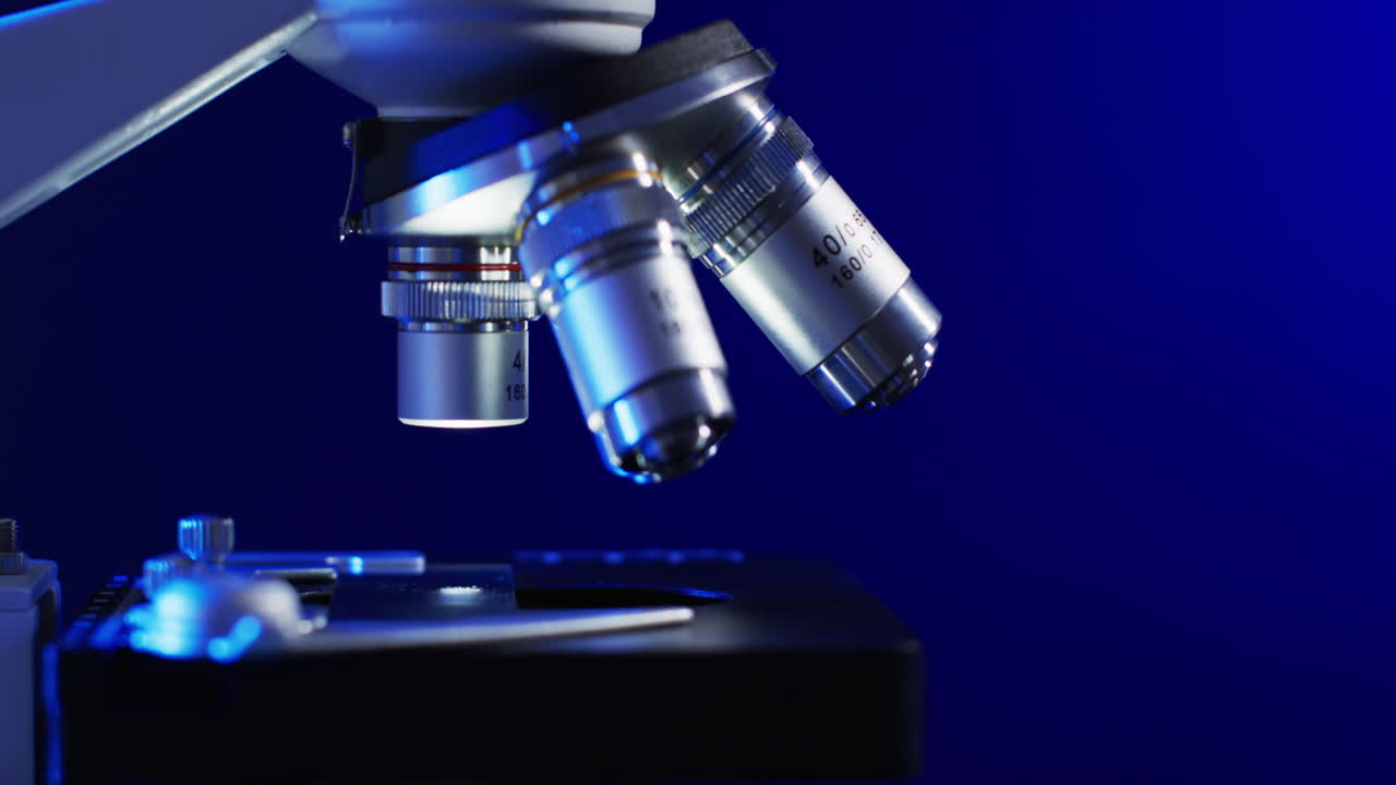 vídeo de primer plano del microscopio de laboratorio con espacio de copia en fondo azul