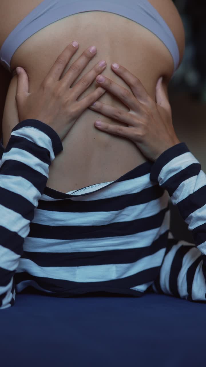 허리를 펴고 있는 여자