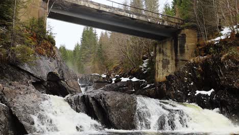 Cascadas-En-El-Río-Sona-Cerca-Del-Parque-Nacional-Skarvan-Y-Roltdalen-En-Noruega