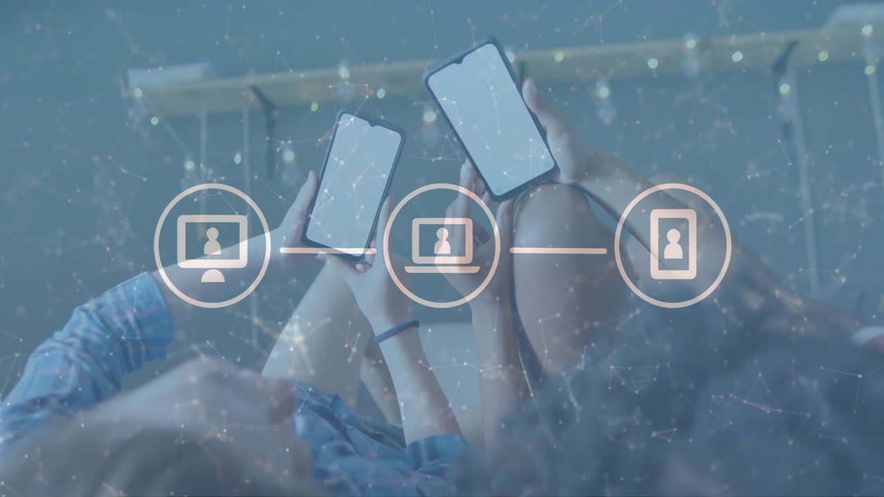 스마트 폰을 사용하는 다양한 여성에 대한 아이콘의 애니메이션과 데이터 처리