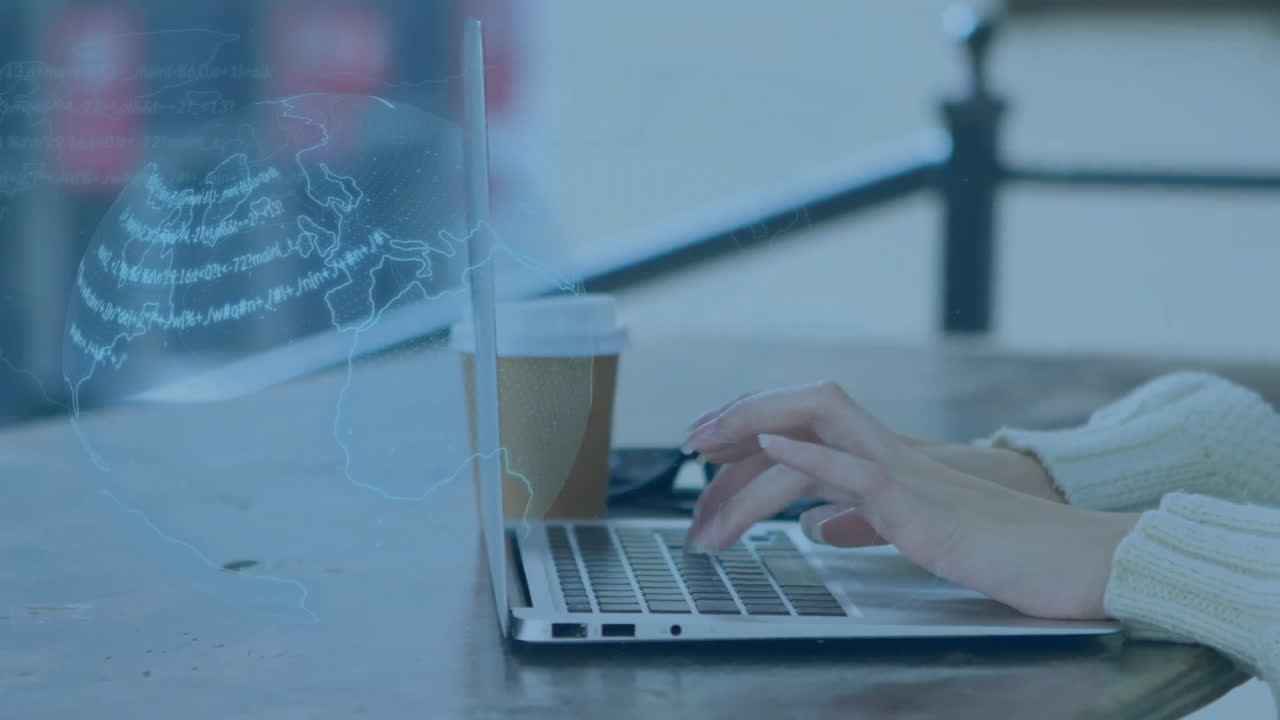 анимация глобуса с обработкой данных над кавказской женщиной с помощью ноутбука