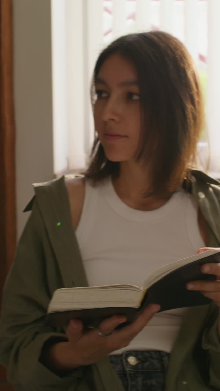 personas leyendo en una habitación