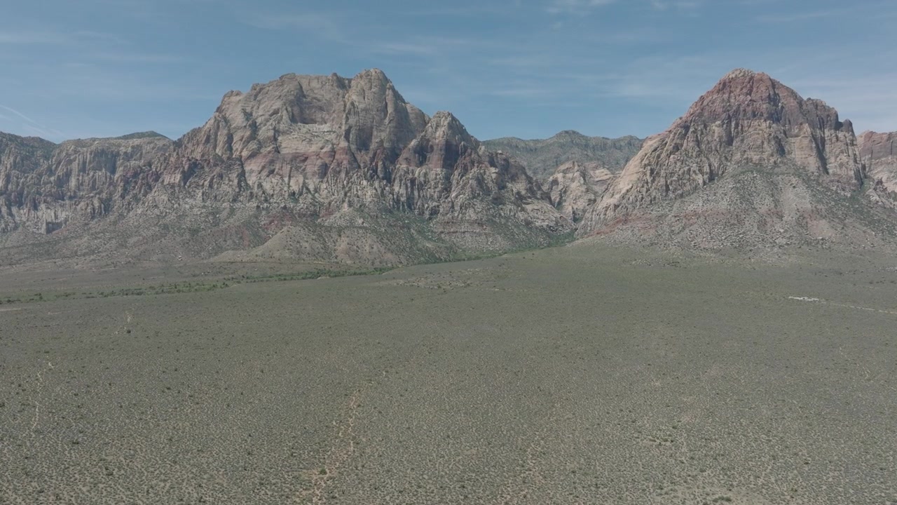 Riprese con drone dalla Red Rock Conservation a Las Vegas, Nevada, nelle prime ore del mattino in primavera.