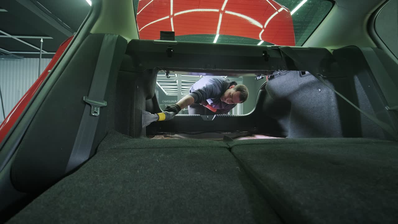 전문적인 자동차 청소. 샤워. 인테리어 세부 사항. 자동차 인테리어를 건조 청소 및 세부 사항; 깊은 좌석 청소; 자동차 세탁에서 거품을 는; 먼지에서 자동차 패널을 청소하는; 진공청소기