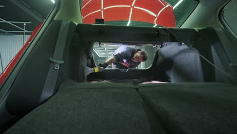 limpieza profesional de automóviles. lavado de sars. detalles interiores. limpieza en seco y detalles del interior de un automóvil. limpeza profunda de asientos. limpeza de espuma en el lavado de automóviles; limpieza del panel del automóvil del polvo. una aspiradora