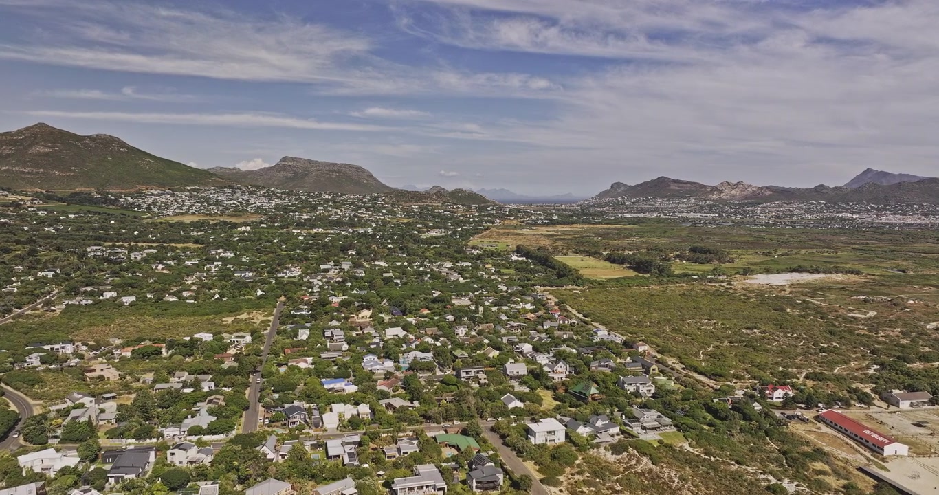 Cape Town Güney Afrika Hava v99 uçuşu, Noordhoek yerleşim bölgesinin üzerinden Chapman's Peak'e ve çevredeki kıyı dağlarına doğru - Mavic 3 Pro Cine ile çekildi - 11 Ocak 2024