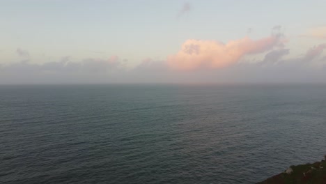 Hermosa-Puesta-De-Sol-Con-Un-Dron-Aéreo-Que-Revela-A-Un-Excursionista-Mirando-La-Vista-Al-Mar-Del-Reino-Unido-4k