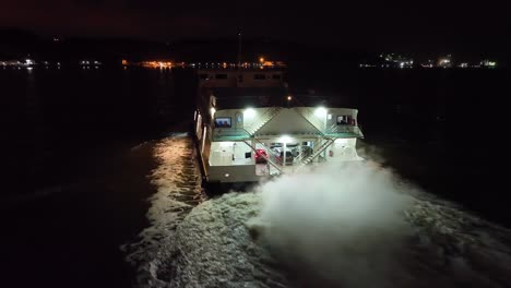 Ferry-Cruzando-El-Río-Por-La-Noche