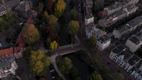 Vista-Aérea-De-Un-Puente-En-La-Ciudad-Holandesa-Medieval-De-Utrecht-Que-Revela-El-Paisaje-Urbano-Más-Amplio-Al-Amanecer-Temprano