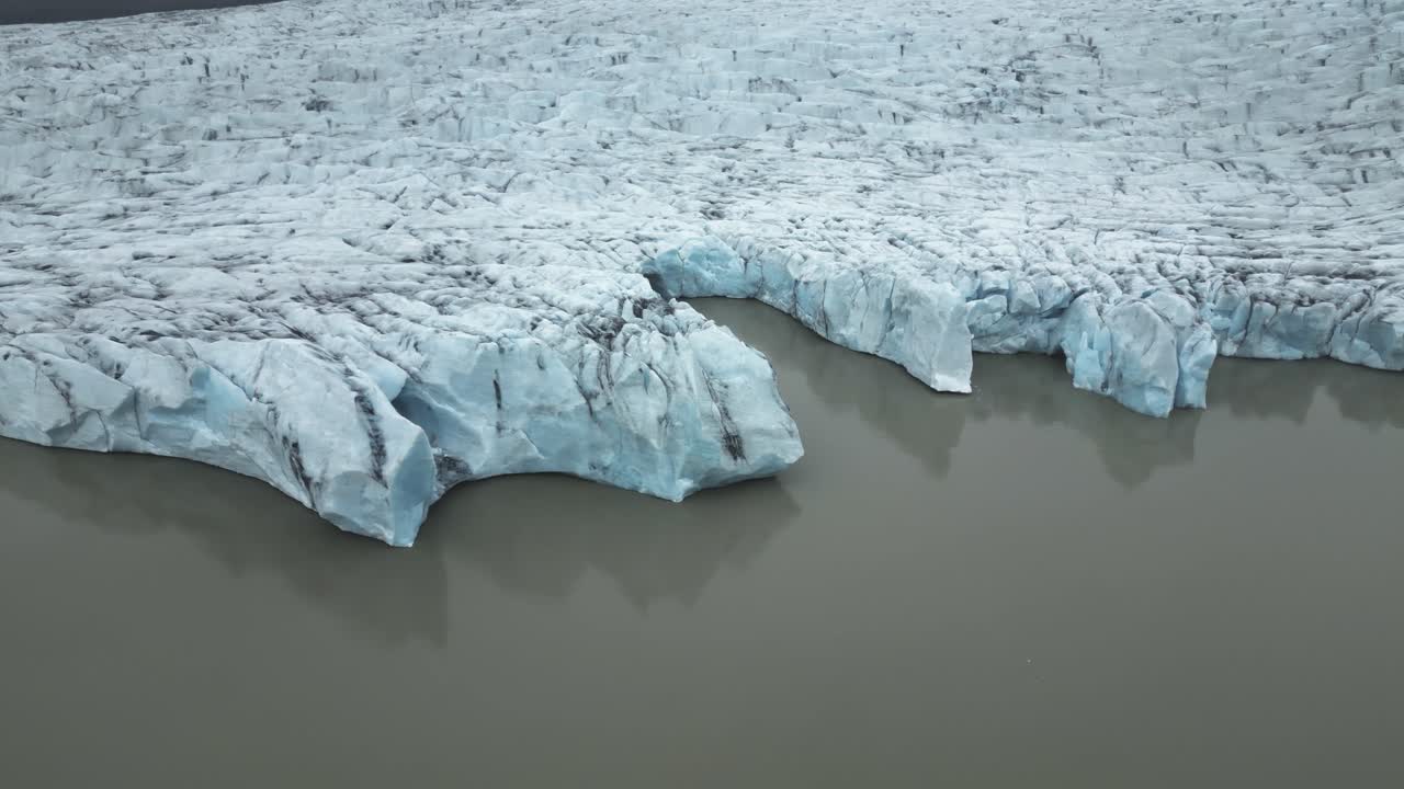 la grúa del dron revela el canal subglacial del glaciar vatnajokull por el fiordo de agua derretida