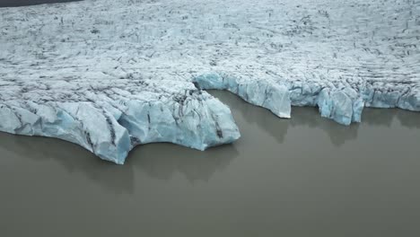 la grúa del dron revela el canal subglacial del glaciar vatnajokull por el fiordo de agua derretida
