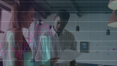 Animation-Der-Datenverarbeitung-Und-Diagramme-über-Verschiedene-Kollegen,-Die-Im-Büro-über-Die-Arbeit-Diskutieren