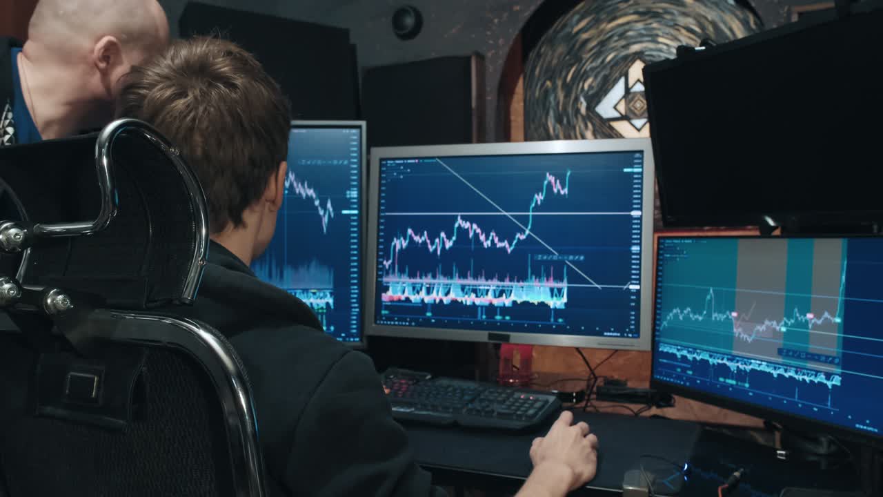 dos comerciantes de hombres en la bolsa de valores discutiendo gráficos de cotizaciones en caída y subida