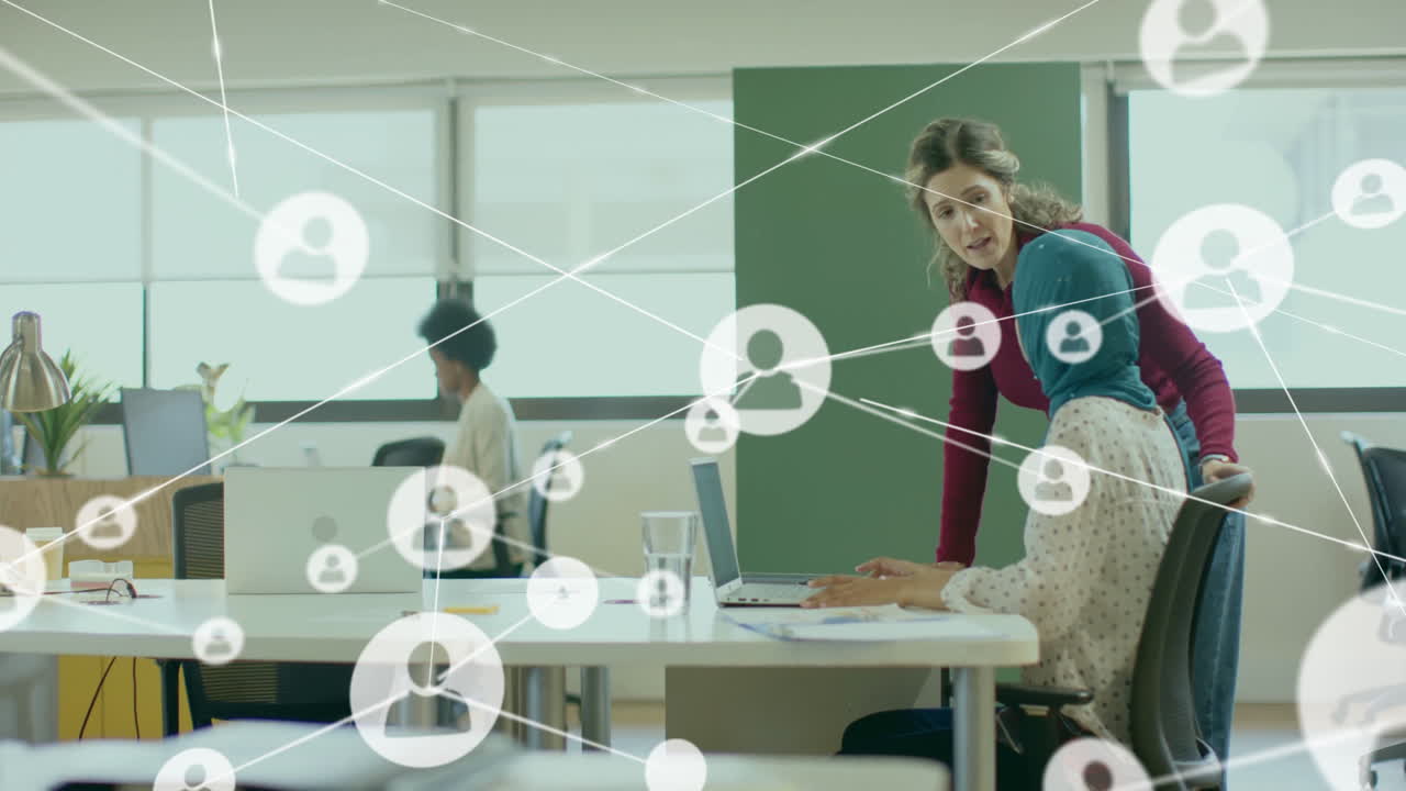 animación de la red de conexiones con las personas iconos sobre diversas personas de negocios en la oficina