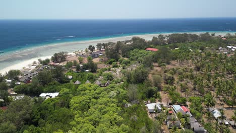 Rotierende-Antenne-über-Dem-Strand-Von-Gili-Meno,-Eingebettet-Zwischen-Den-Idyllischen-Gili-Inseln-Indonesiens,-Ist-Ein-Ruhiges-Und-Bezauberndes-Paradies-Für-Reisende,-Die-Dem-Alltag-Entfliehen-Möchten