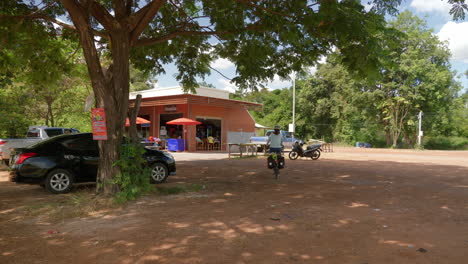 tomando un breve descanso de maratón del ciclismo en la provincia de nan, tailandia