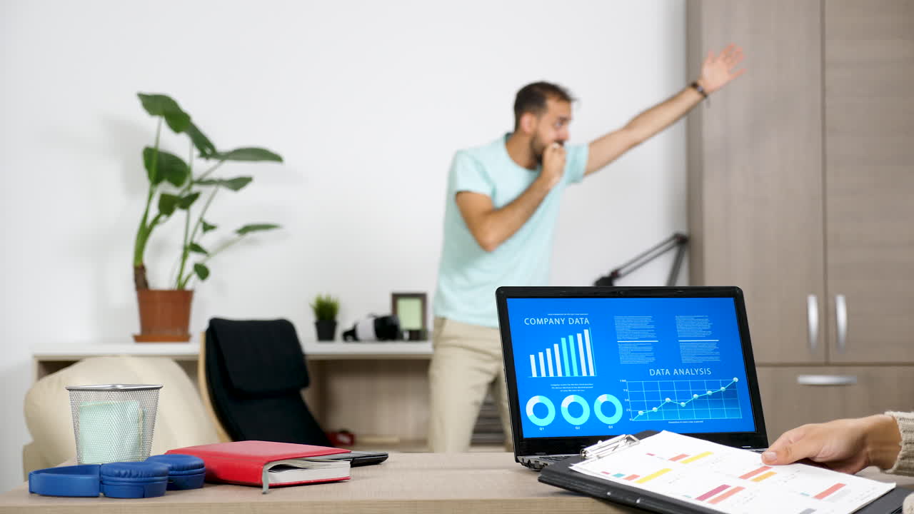 personas que trabajan en la oficina