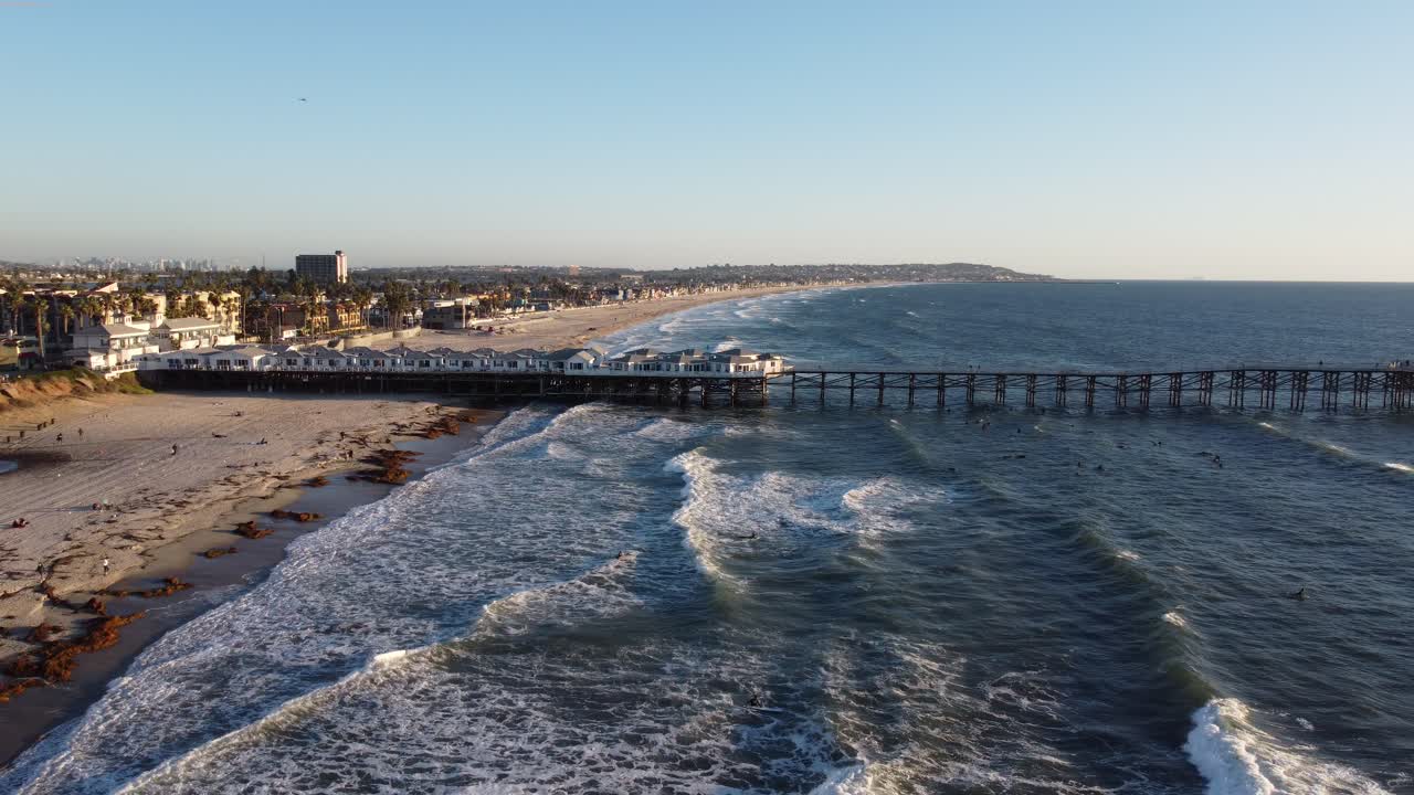 Ripresa aerea di surfisti al Crystal Pier, San Diego, California