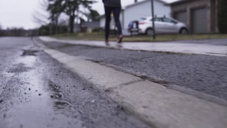 Teenager-Mädchen,-Das-An-Einem-Regnerischen-Tag-Den-Bürgersteig-Hinuntergeht