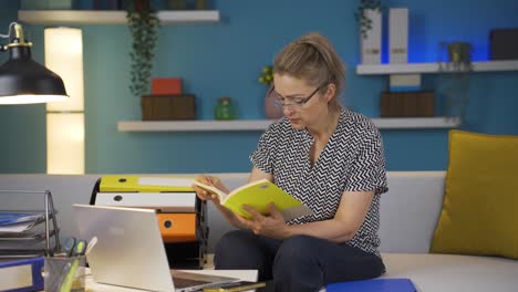 Mujer-Trabajadora-De-Oficina-En-Casa-Leyendo-Un-Libro.