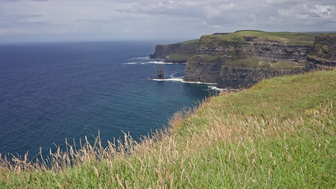 acantilados del punto de vista de moher mirando a branaunmore stock marino en irlanda