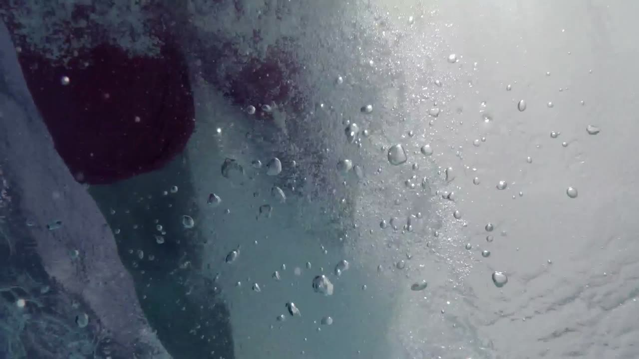 nadador saltando en la piscina