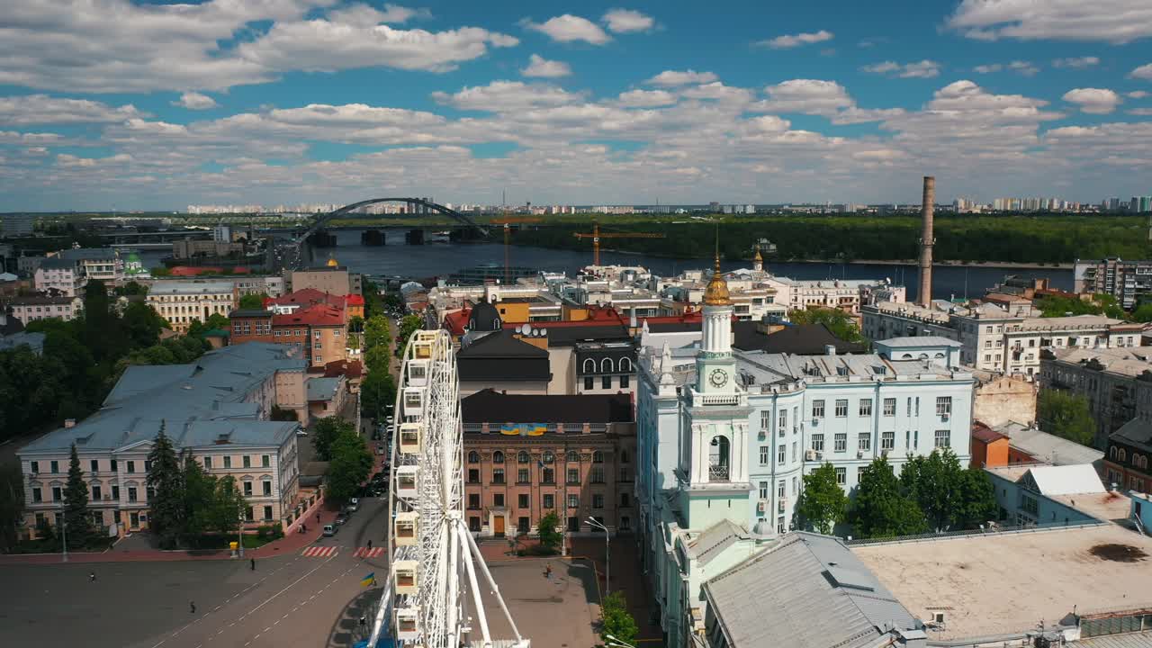 una vista aérea de una ciudad europea con una rueda de ferris y un río