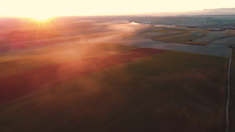 puesta de sol sobre los campos agrícolas