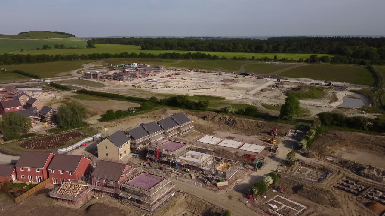 nueva construcción de viviendas en el campo de wiltshire en inglaterra