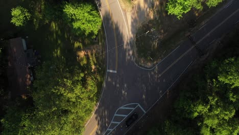 Fork-in-the-road-in-Boykin,-Alabama-with-drone-video-moving-down