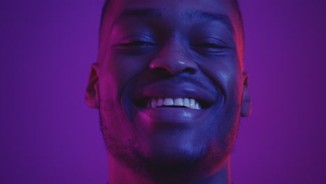 retrato en primer plano de un hombre sonriente en una iluminación vibrante