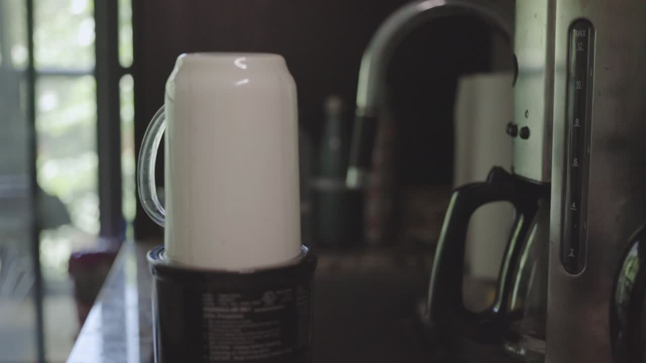 primer plano de una licuadora de batidos mini portátil en la cocina