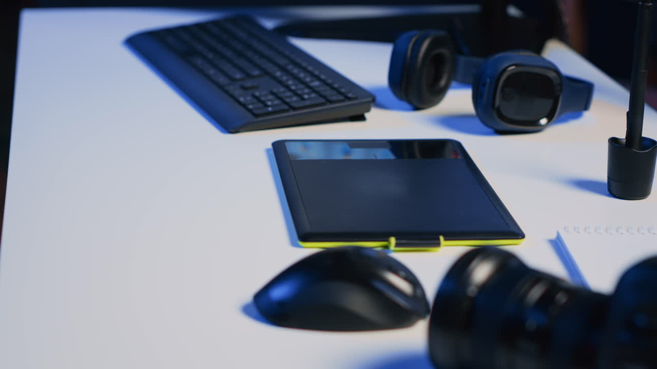 fotografía de cerca del escritorio del estudio con cámara profesional, tableta gráfica