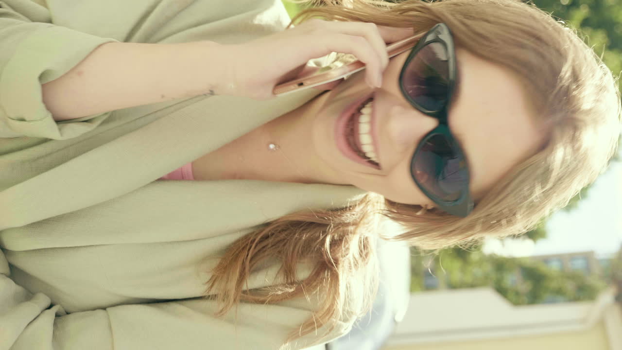 mujer hablando por teléfono al aire libre