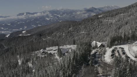 Montañas-Pohorje-Con-Rv-Y-Estacionamiento-De-Autos-En-La-Estación-De-Esquí-De-Kope-Y-Lukov-Dom-En-Mislinja,-Vista-Panorámica-Aérea-A-La-Derecha