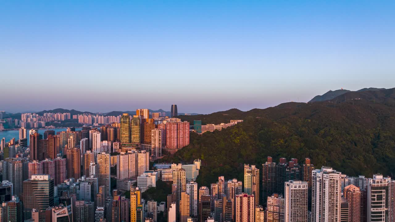 hiperlapso en la ciudad de hong kong al anochecer por dji mavic3