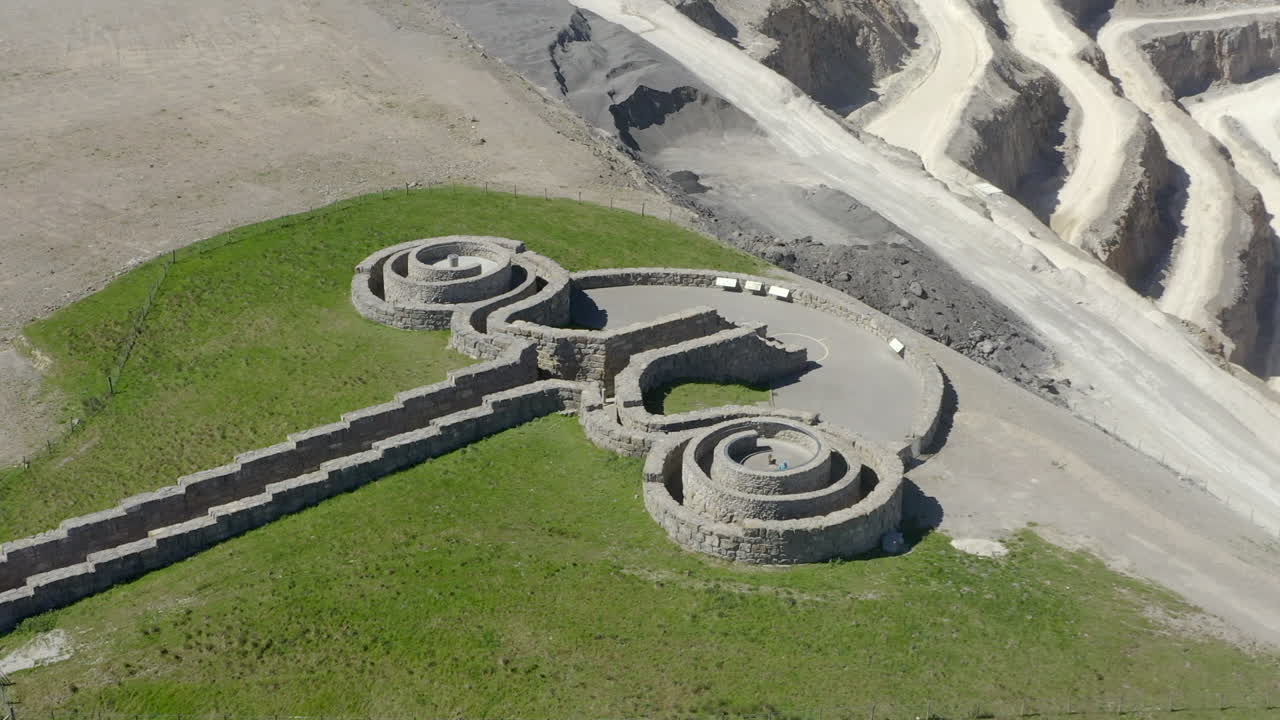 배경에 아스팔트 채석장이 있는 페이틀리 다리 근처의 콜드스톤 절단 공공 예술 작품의 조감도
