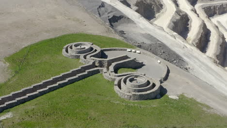 una vista aérea de las obras de arte públicas cortadas con piedras frías cerca del puente de pateley con una cantera de asfalto en el fondo