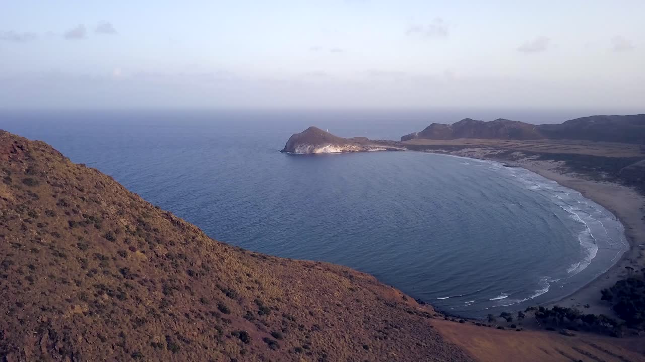 tomada panorámica de la playa de genoveses en la bahía de níjar, almería