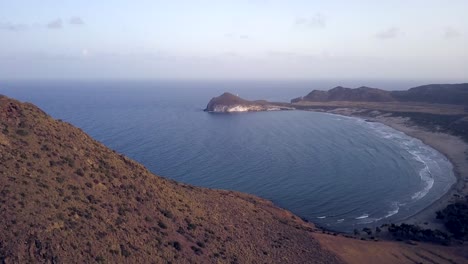 Toma-Panorámica-De-La-Playa-De-Los-Genoveses-En-La-Bahía-De-Níjar,-Almería