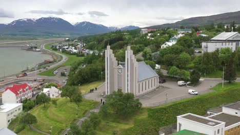 Isländische-Lutherische-Kirche-Von-Akureyi-Mit-Drohnenvideo-Beim-Auszug