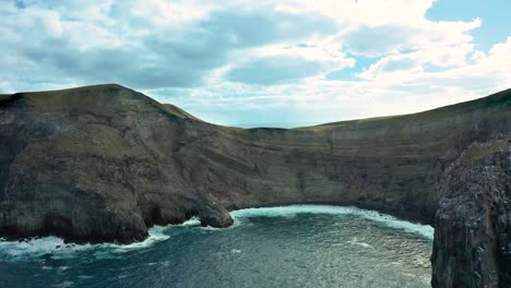 Famoso-Sitio-De-Buceo-El-Caldera-Frente-A-La-Costa-De-La-Isla-Volcánica-De-San-Benedicto,-Retroceso-Aéreo