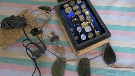 una caja de joyas hechas a mano hechas de piedras preciosas y gemas, el cofre de adornos de los sueños de una mujer - primer plano